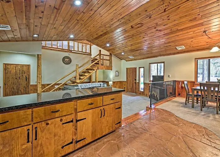 2 Decks & Game Room: Expansive Family Holiday home *