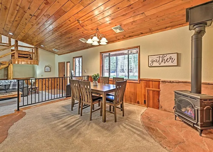 2 Decks & Game Room: Expansive Family Holiday home Pinetop-Lakeside