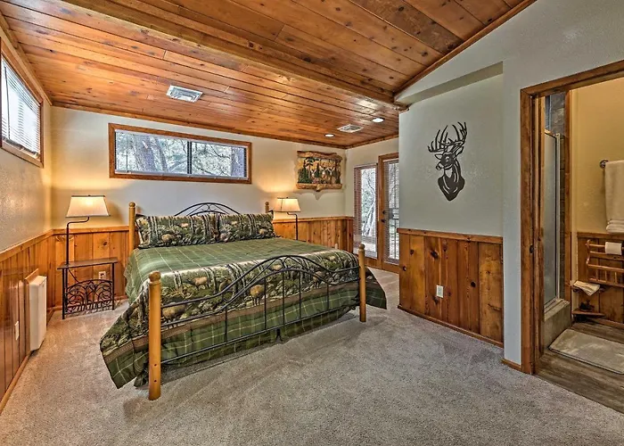 2 Decks & Game Room: Expansive Family Holiday home Pinetop-Lakeside