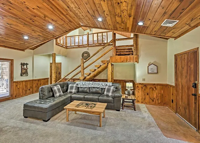 2 Decks & Game Room: Expansive Family Holiday home