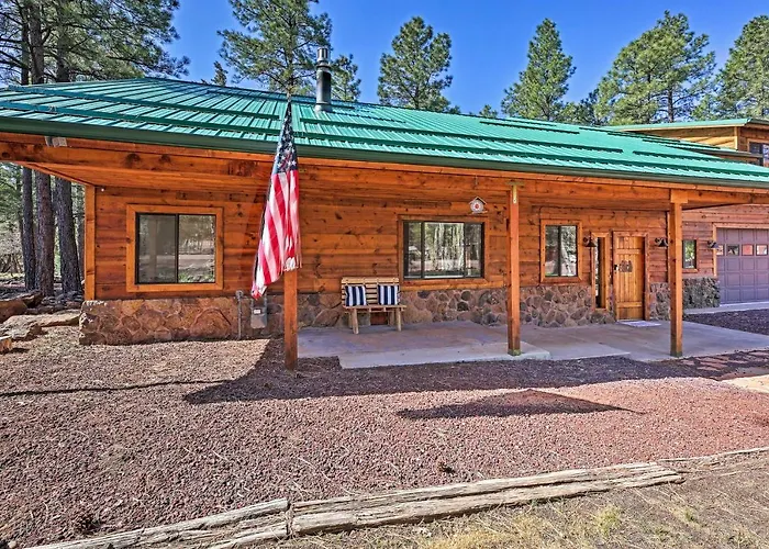 2 Decks & Game Room: Expansive Family Holiday home *
