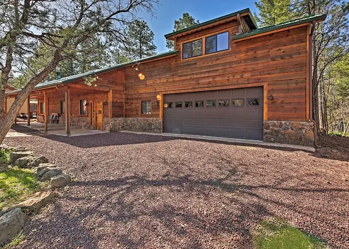2 Decks & Game Room: Expansive Family Holiday home