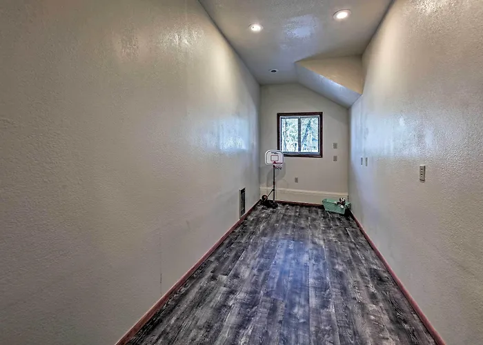 2 Decks & Game Room: Expansive Family Holiday home *