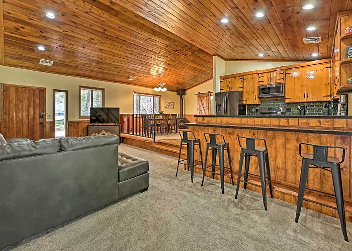 2 Decks & Game Room: Expansive Family Holiday home