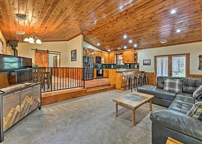 2 Decks & Game Room: Expansive Family Holiday home